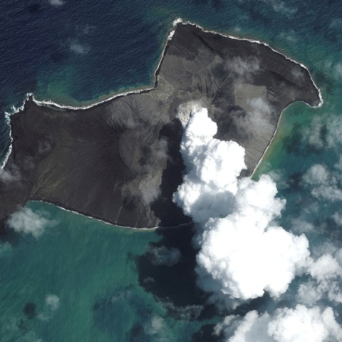 Τόνγκα: Άλλαξαν όψη τα νησιά από την έκρηξη του ηφαιστείου (εικόνες)