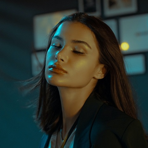 Ένα κορίτσι ποζάρει. 