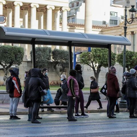 Κορωνοϊός - Πολίτες περιμένουν τα ΜΜΜ