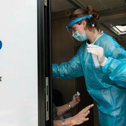 Υγειονομικός του ΕΟΔΥ διενεργεί δωρεάν rapid test