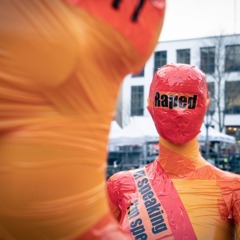 Ομοίωμα ανθρώπου σε διαδήλωση διαμαρτυρίας κατά της σεξουαλικής κακοποίησης