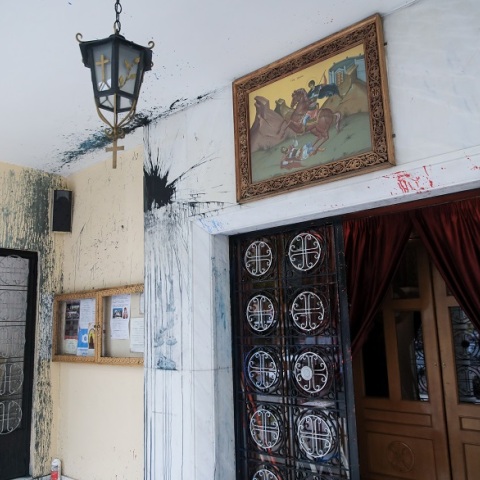 Βανδάλισαν την εκκλησία στην οποία λειτουργούσε ο ιερέας που κατηγορείται για βιασμό ανήλικης και πορνογραφία ανηλίκων	