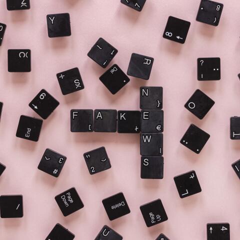 Κουμπιά πληκτρολογίου που σχηματίζουν τη φράση fake news