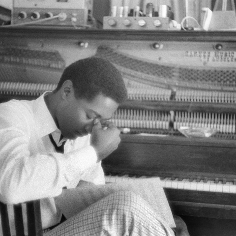 O Sam Cooke πιάνει το μέτωπό του μπροστά από ένα πιάνο