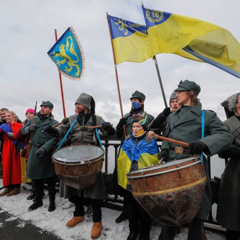 Ουκρανοί με τύμπανα και σημαίες 