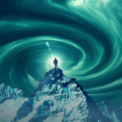 Άνθρωπος σε χιονισμένη κορυφή βουνού