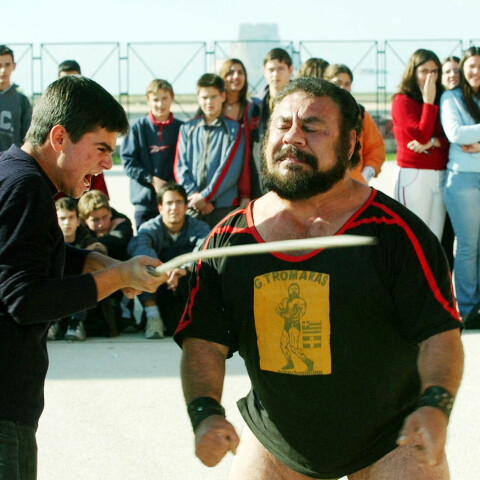 Ο Γιώργος Τρομάρας κατά τη διάρκεια επίδειξης σε σχολείο.