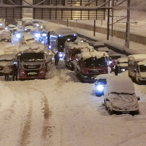 Κακοκαιρία «Ελπίδα»: Εγκλωβισμένοι οδηγοί στην Αττική Οδό