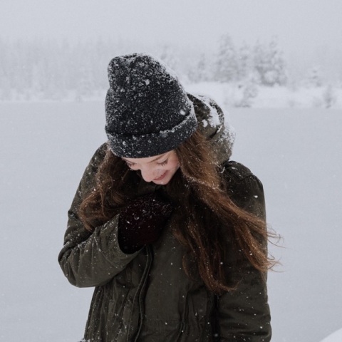 Ένα κορίτσι στα χιόνια. 