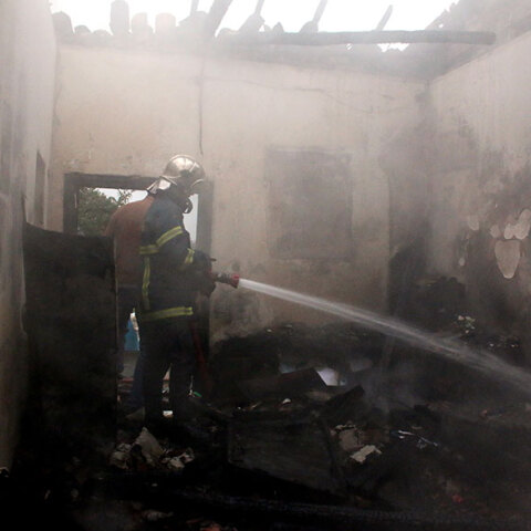 Πυροσβέστης σβήνει φωτιά σε κατοικία