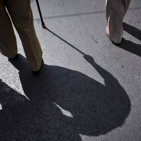 Συνταξιούχος με μπαστούνι στο κέντρο της Αθήνας