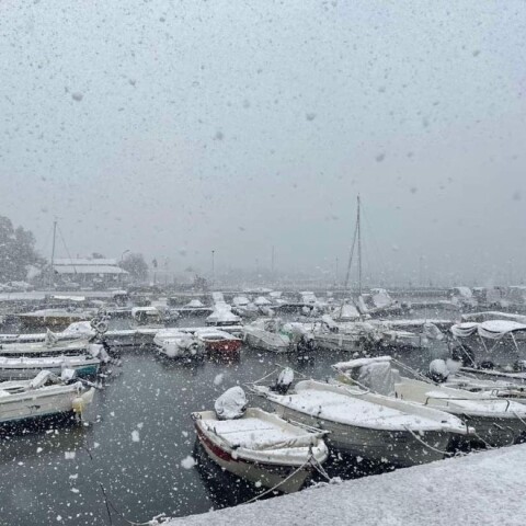 Κακοκαιρία «Ελπίς»: «Άσπρισε» η Γλυφάδα