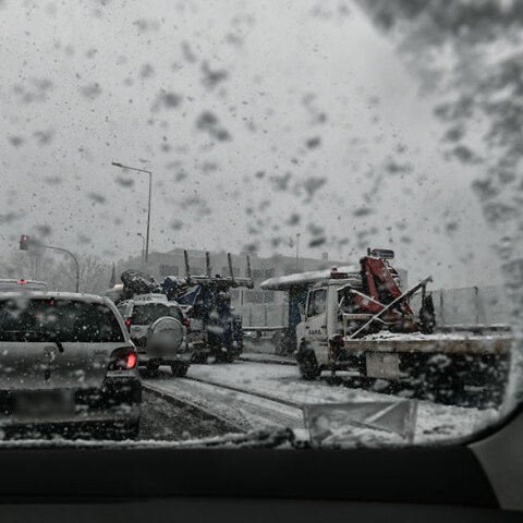 Κακοκαιρία «Ελπίς»: Με προβλήματα η κίνηση στην Αττική λόγω της χιονόπτωσης