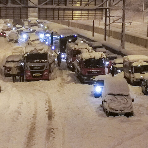 Κακοκαιρία «Ελπίδα»: Εγκλωβισμένοι οδηγοί στα χιόνια στην Αττική Οδό