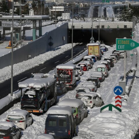 Παραμένουν εγκλωβισμένα οχήματα στην Αττική Οδό