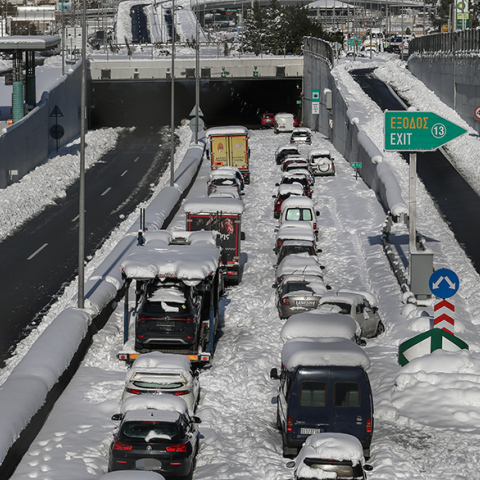 Κακοκαιρία Ελπίδα: Εγκλωβισμένοι οδηγοί στην Αττική Οδό