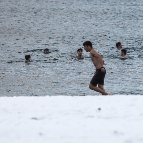 Χειμερινοί κολυμβητές «τόλμησαν» τη βουτιά στα χιονισμένα νερά