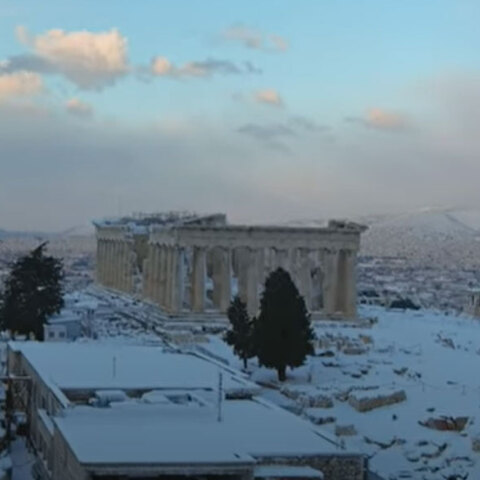 Drone πάνω από τη χιονισμένη Ακρόπολη