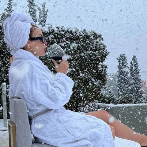 Η Ελένη Φουρέιρα ποζάρει με γόβες και μπουρνούζι στο χιόνι 
