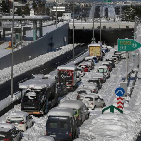 Εγκλωβισμένα αυτοκίνητα στην Αττική Οδό, στην έξοδο για την Δουκίσσης Πλακεντίας, από την ισχυρή χιονόπτωση που προκάλεσε η κακοκαιρία "Ελπίς". 
