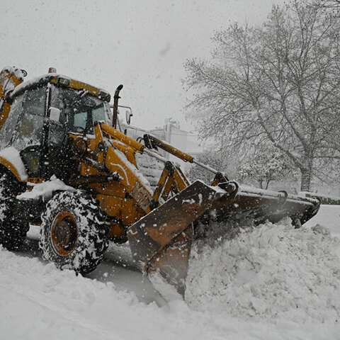 Εκσκαφέας απομακρύνει το χιόνι που έφερε η κακοκαιρία «Ελπίδα»