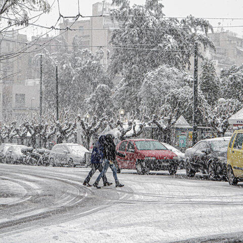 Έντονη χιονόπτωση στην Κυψέλη έφερε η κακοκαιρία «Ελπίδα»
