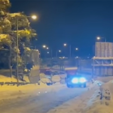 Ο Μπουρούσης ρυμούλκησε ακινητοποιημένα αυτοκίνητα