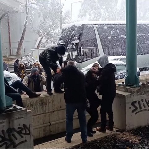 Κόσμος πηδάει στον προαστιακό