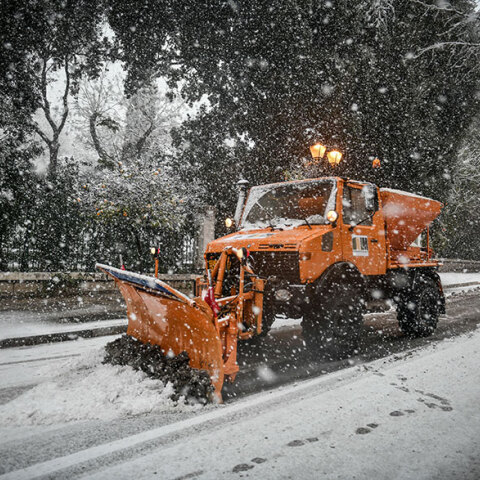 Κακοκαιρία «Ελπίδα»: Εκχιονιστικό απομακρύνει χιόνια από δρόμο στην Αθήνα