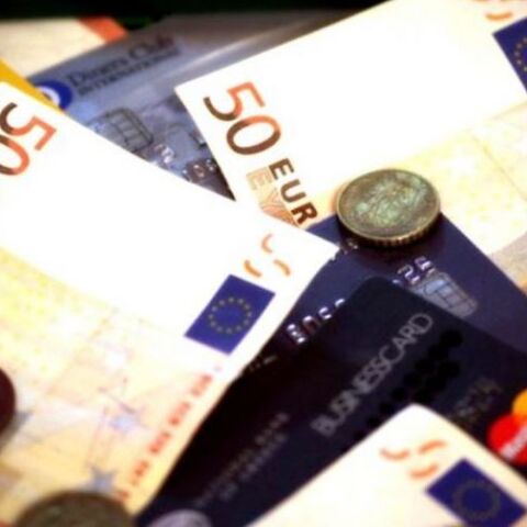 Χρήματα © EUROKINNISSI   