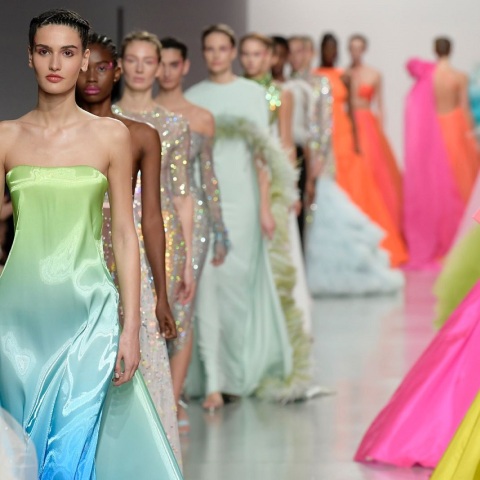 Μοντέλα με χρωματιστά ρούχα στην επίδειξη μόδας της Σίλιας Κριθαριώτη στο Παρίσι για τη σεζόν SS22