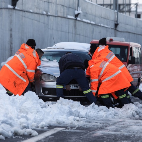 Εγκλωβισμένα αυτοκίνητα στην Αττική Οδό, στην έξοδο για την Δουκίσσης Πλακεντίας, από την ισχυρή χιονόπτωση που προκάλεσε η κακοκαιρία Ελπίδα