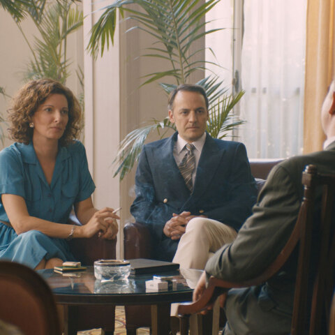 Οι ηθοποιοί Φαμπρίτσιο Ροντζιόνε και Στεφανί Κλεό στην ταινία Αζόρ