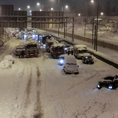 Εγκλωβισμένα αυτοκίνητα στην Αττική Οδό από την ισχυρή χιονόπτωση που προκάλεσε η κακοκαιρία Ελπίδα