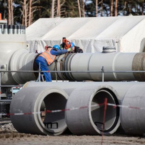 Εργασίες στον Nord Stream 2, τον αγωγό που μεταφέρει φυσικό αέριο από τη Ρωσία στη Γερμανία © EPA/Clemens Bilan   «Πηγή: https://www.athensvoice.gr/world/735747-nord-stream-2-i-germania-anesteile-tin-pistopoiisi-toy-agogoy»
