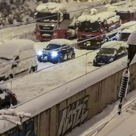 Οχήματα στην Αττική Οδό θαμμένα στο χιόνι