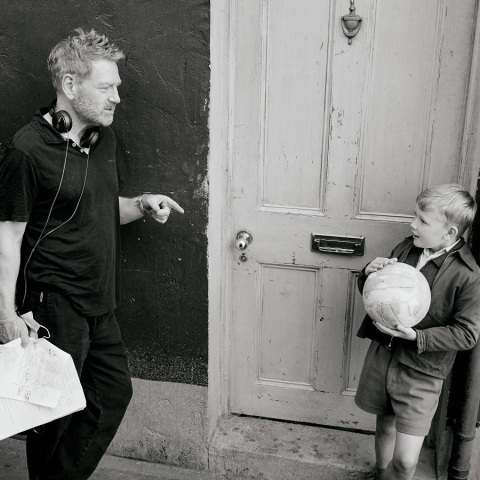 Κριτική για την ταινία «Belfast» του Κένεθ Μπράνα που βασίζεται σε γεγονότα από την παιδική του ηλικία