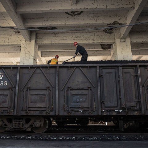 Εργάτες φτιαρίζουν κάρβουνο από βαγόνι τρένου στην Κίνα