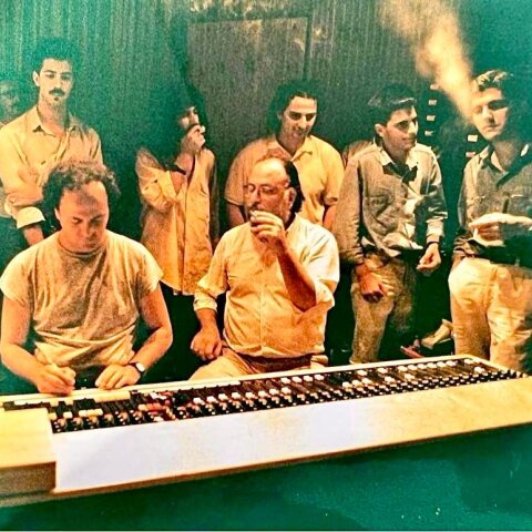 Διονύσης Σαββόπουλος και όρθιοι Μιχάλης Μουστάκης (Φατμέ), Γιάννης Γιοκαρίνης, Πάνος Κατσιμίχας, Κωνσταντίνος Ζούλας, Νίκος Πορτοκάλογλου