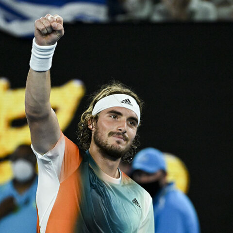 Ο Στέφανος Τσιτσιπάς πανηγυρίζει για την πρόκριση στα ημιτελικά του Australian Open