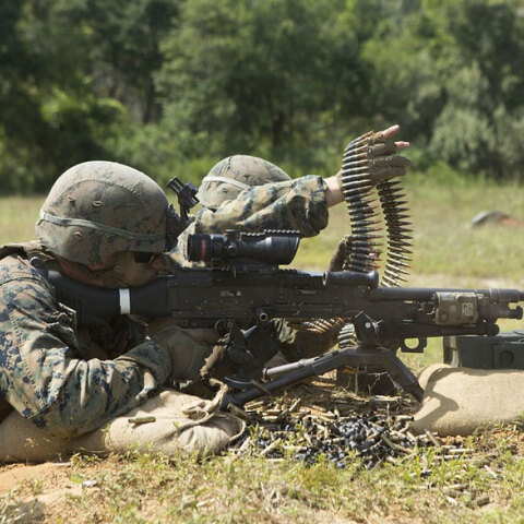 Αμερικανοί στρατιώτες σε βολή κατά τη διάρκεια στρατιωτικής άσκησης