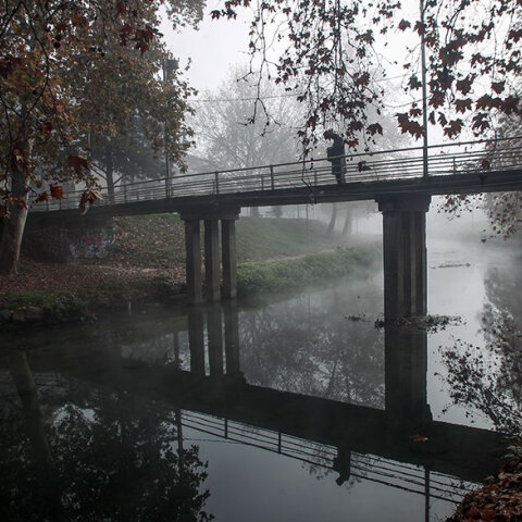 Άνδρας με ομπρέλα σε γέφυρα στα Τρίκαλα