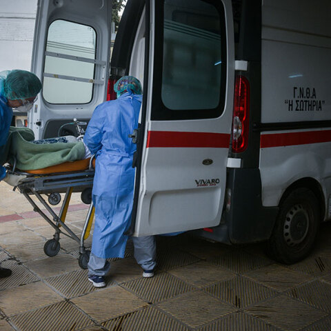 Μεταφορά ασθενούς με κορωνοϊό σε ασθενοφόρο