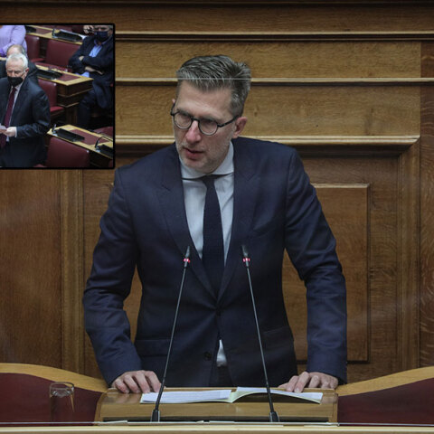 Ο υπουργός Επικρατείας Άκης Σκέρτσος (Ένθετη, ο βουλευτής ΣΥΡΙΖΑ Γιάννης Ραγκούδης)