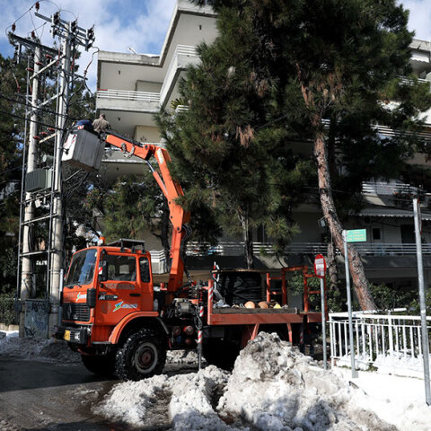 Συνεργείο του ΔΕΔΔΗΕ επιδιορθώνει ζημιές στο δίκτυο ηλεκτροδότησης από την κακοκαιρία «Ελπίδα»