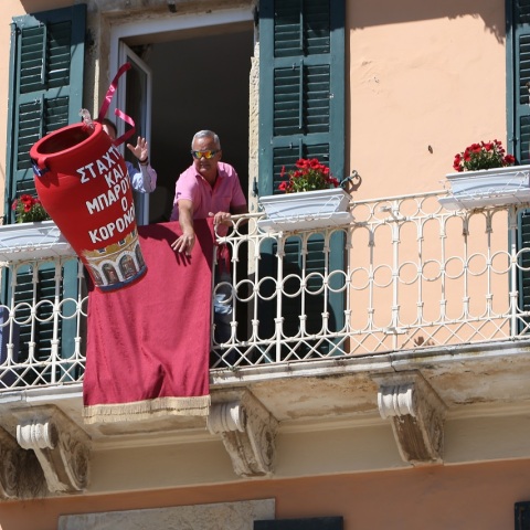 Άνθρωποι σε μπαλκόνια πετάνε μεγάλες στάμνες - Πασχαλινό έθιμο Μπότηδων στην Κέρκυρα