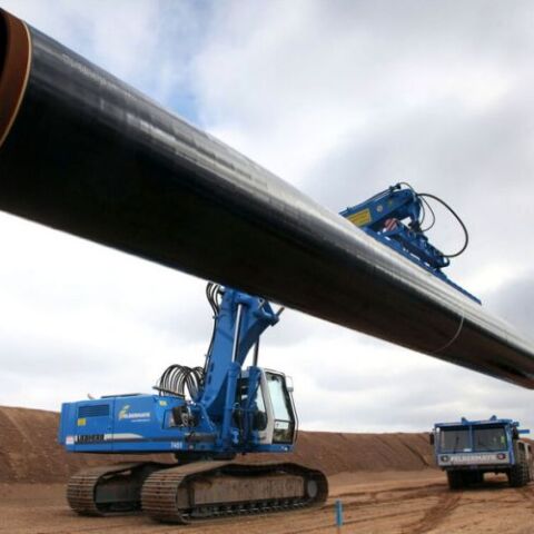 Nord Stream 2 - Μπουλντόζες μεταφέρουν σωλήνες για τον ρωσικό αγωγό στη Βαλτική Θάλασσα που θα μεταφέρει αέριο στη Δυτική Ευρώπη © EPA   