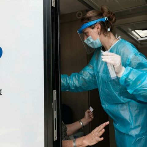 Υγειονομικός του ΕΟΔΥ διενεργεί δωρεάν rapid test για κορωνοϊό