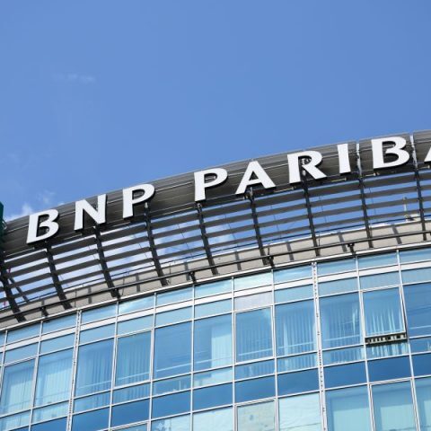 BNP Paribas: Αποζημίωση άνω των 2 εκατ.στερλινών σε υπάλληλό της για μισθολογικές διακρίσεις