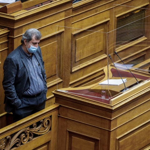 Ο Παύλος Πολάκης με τα χέρια στις τσέπες κοντά στο βήμα της Βουλής